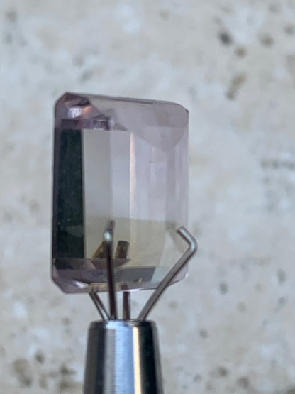 Ametrine, pierre taillée de 13mm x10 x7 - 7 carats. Magnifiques reflets bi-couleurs, parfait en bijouterie, collection ,exposition...