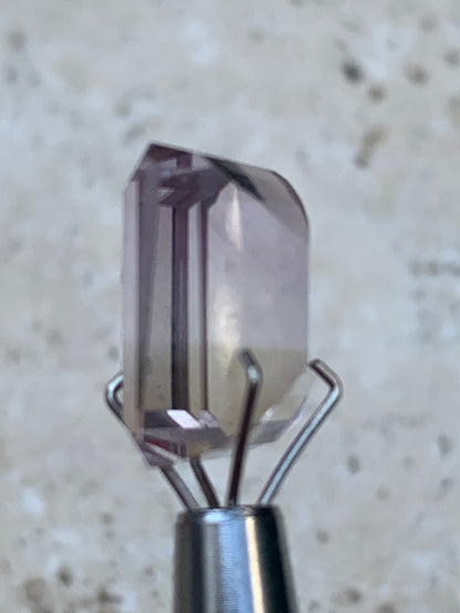 Ametrine, pierre taillée de 13mm x10 x7 - 7 carats. Magnifiques reflets bi-couleurs, parfait en bijouterie, collection ,exposition...