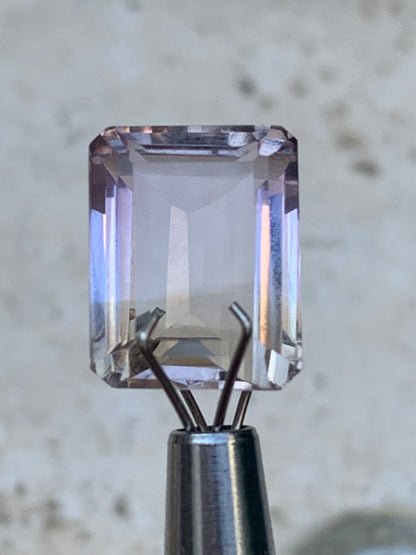 Ametrine, pierre taillée de 13mm x10 x7 - 7 carats. Magnifiques reflets bi-couleurs, parfait en bijouterie, collection ,exposition...