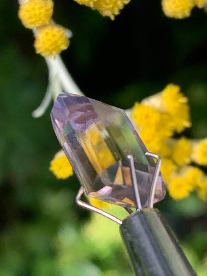 Ametrine, pierre taillée de 13mm x10 x7 - 7 carats. Magnifiques reflets bi-couleurs, parfait en bijouterie, collection ,exposition...