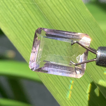 Ametrine, pierre taillée de 13mm x10 x7 - 7 carats. Magnifiques reflets bi-couleurs, parfait en bijouterie, collection ,exposition...