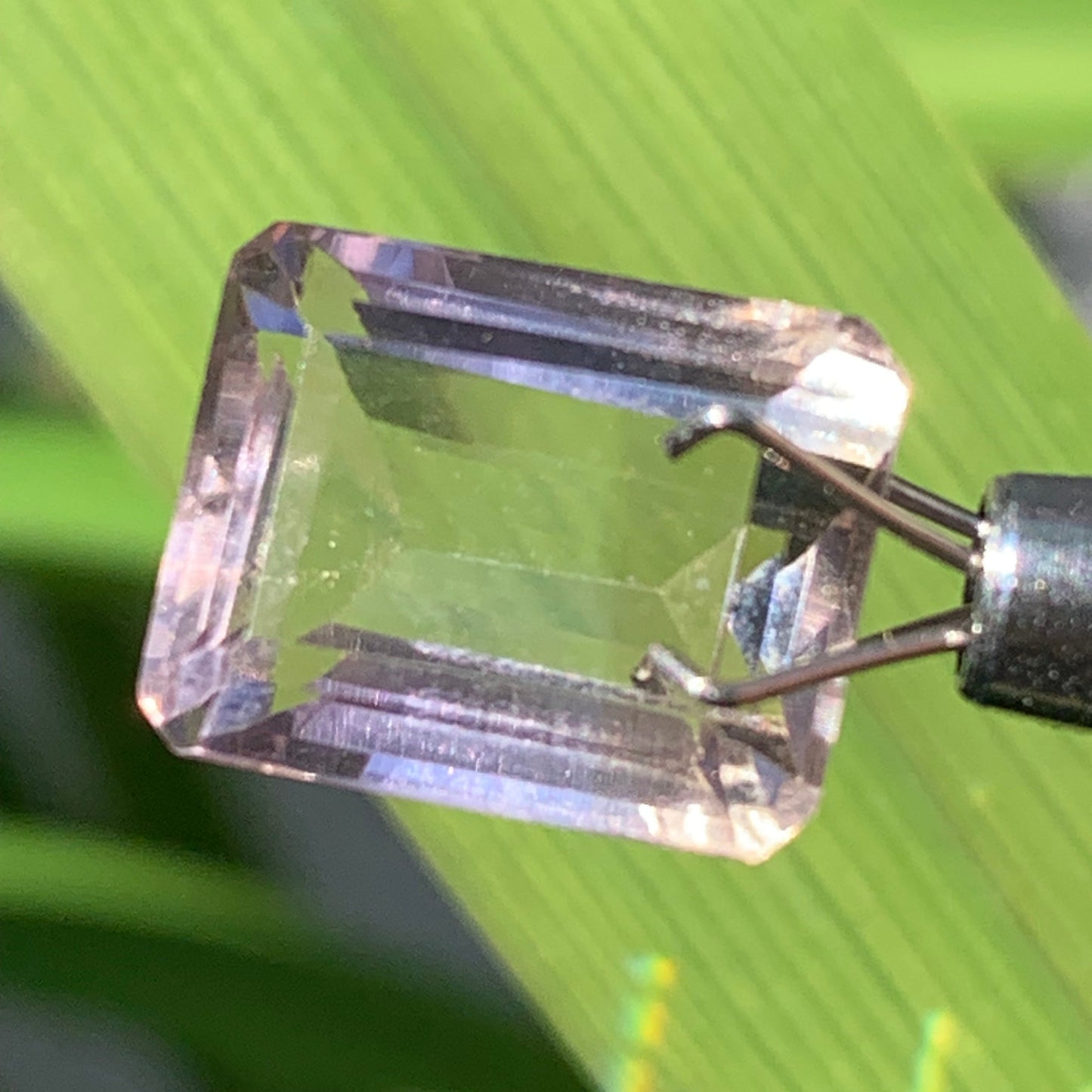Ametrine, pierre taillée de 13mm x10 x7 - 7 carats. Magnifiques reflets bi-couleurs, parfait en bijouterie, collection ,exposition...
