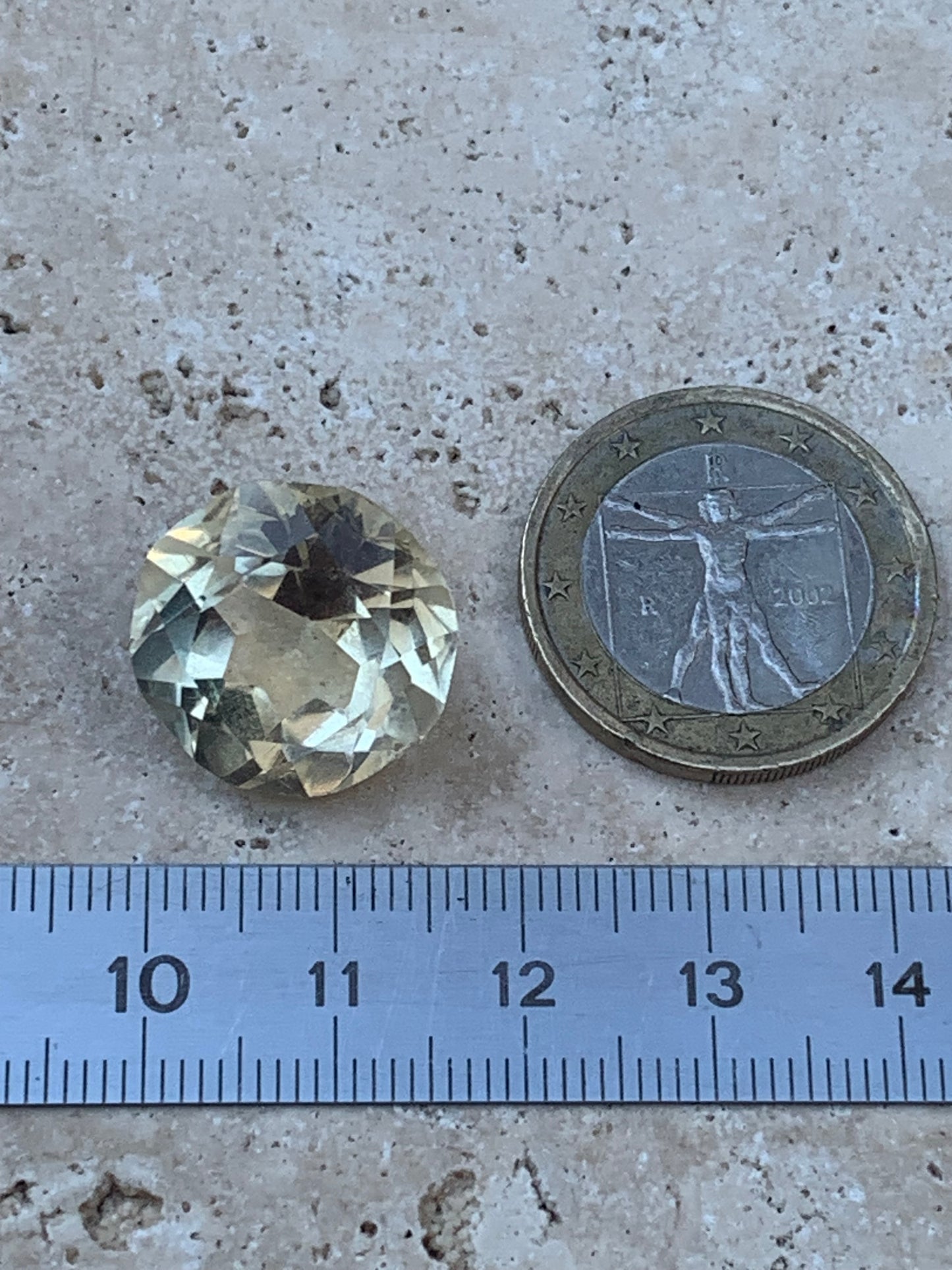 Citrine, pierre taillée de 13mm de diamètre x12 - 18,5 carats. Parfait en bijouterie, collection ,exposition...