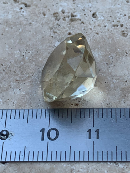 Citrine, pierre taillée de 13mm de diamètre x12 - 18,5 carats. Parfait en bijouterie, collection ,exposition...