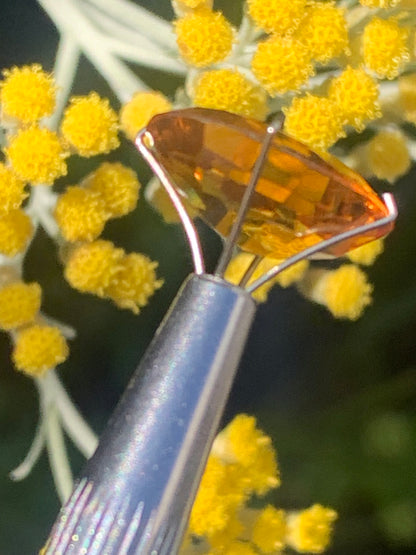 Citrine chauffée, pierre taillée de 16mm x12 x 7 - 10,5 carats. Parfait en bijouterie, collection ,exposition, etc