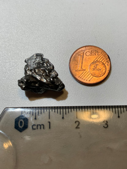 Météorite Campo Del Cielo d'Argentine de 18x15x10 mm - 5,8 gr. Très belle qualité, morceau entier et compact !