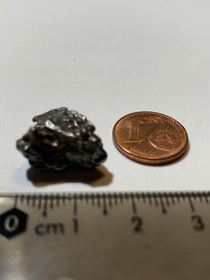 Météorite Campo Del Cielo d'Argentine de 18x15x10 mm - 5,8 gr. Très belle qualité, morceau entier et compact !