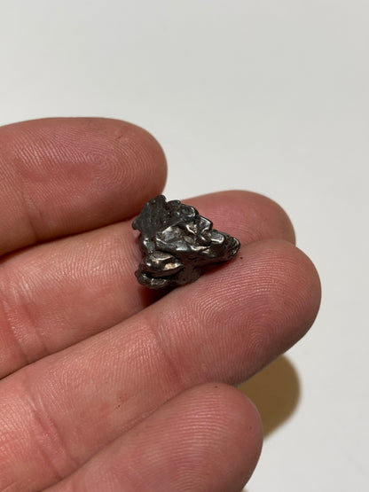 Météorite Campo Del Cielo d'Argentine de 18x15x10 mm - 5,8 gr. Très belle qualité, morceau entier et compact !