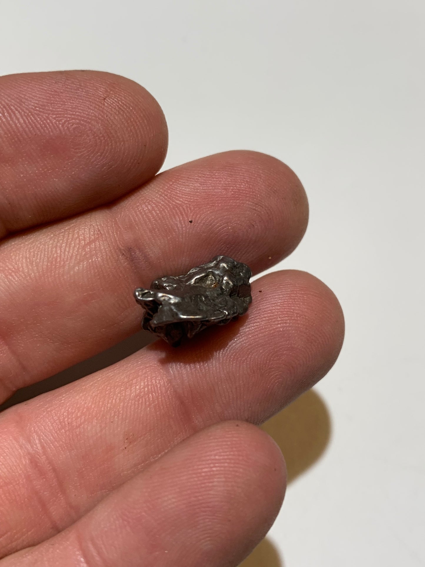Météorite Campo Del Cielo d'Argentine de 18x15x10 mm - 5,8 gr. Très belle qualité, morceau entier et compact !