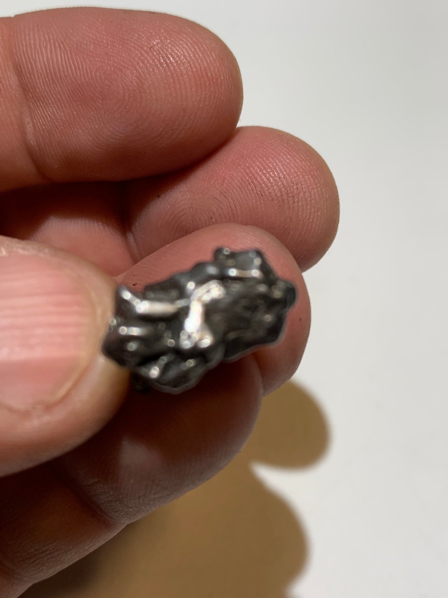 Météorite Campo Del Cielo d'Argentine de 18x15x10 mm - 5,8 gr. Très belle qualité, morceau entier et compact !