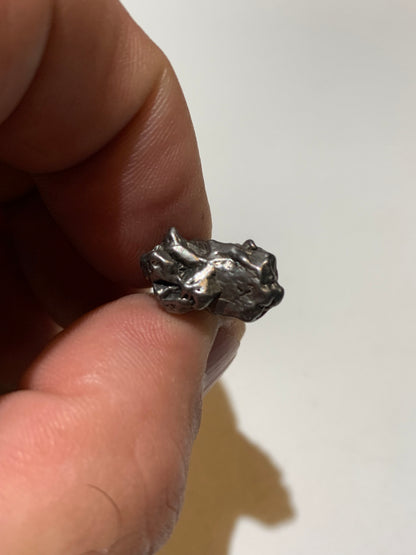 Météorite Campo Del Cielo d'Argentine de 18x15x10 mm - 5,8 gr. Très belle qualité, morceau entier et compact !