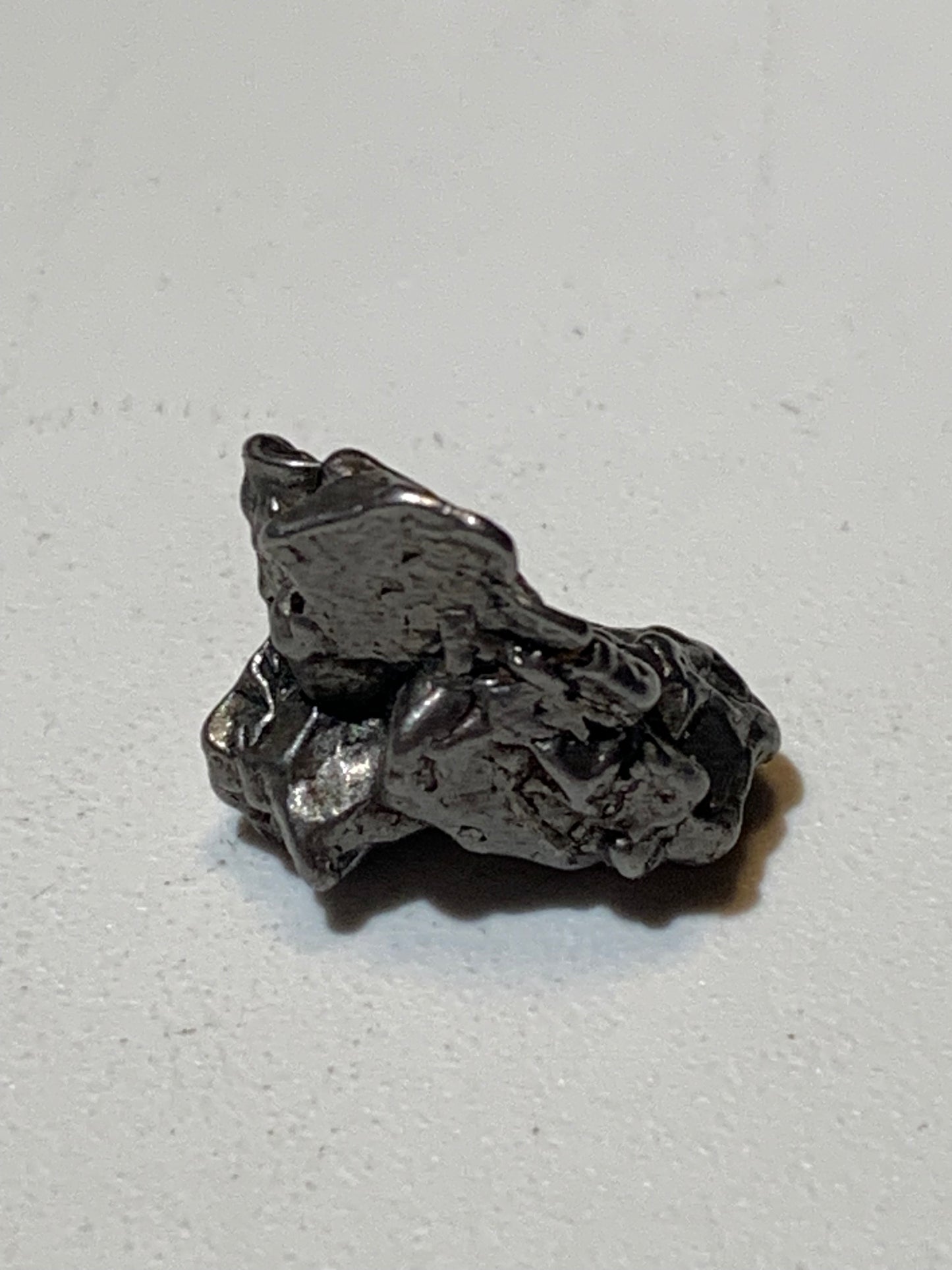Météorite Campo Del Cielo d'Argentine de 18x15x10 mm - 5,8 gr. Très belle qualité, morceau entier et compact !
