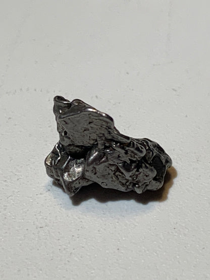 Météorite Campo Del Cielo d'Argentine de 18x15x10 mm - 5,8 gr. Très belle qualité, morceau entier et compact !