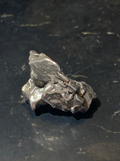 Météorite Campo Del Cielo d'Argentine de 18x15x10 mm - 5,8 gr. Très belle qualité, morceau entier et compact !