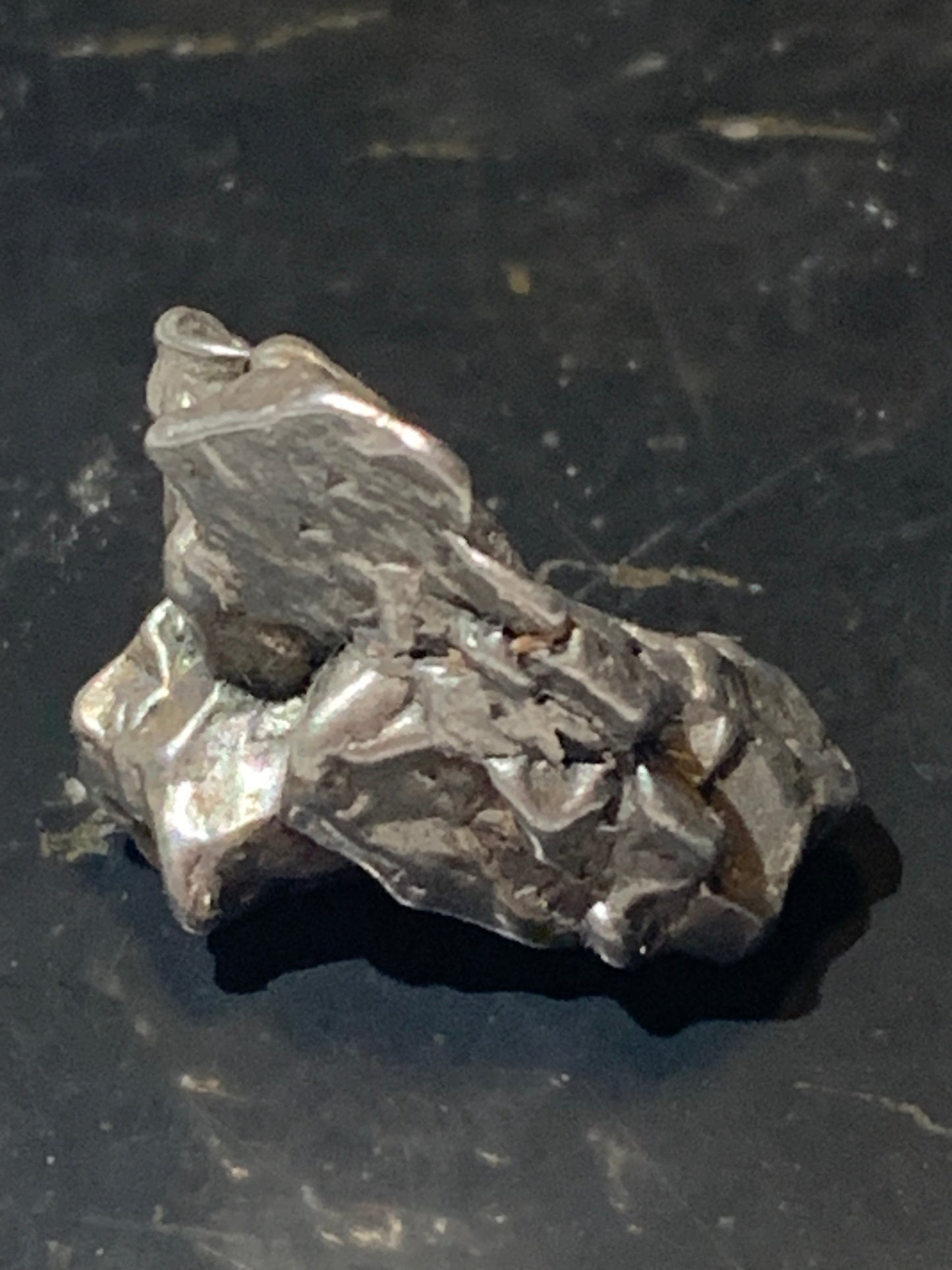 Météorite Campo Del Cielo d'Argentine de 18x15x10 mm - 5,8 gr. Très belle qualité, morceau entier et compact !