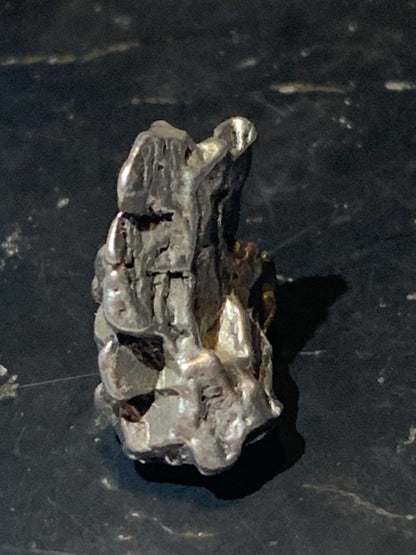 Météorite Campo Del Cielo d'Argentine de 18x15x10 mm - 5,8 gr. Très belle qualité, morceau entier et compact !