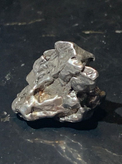Météorite Campo Del Cielo d'Argentine de 18x15x10 mm - 5,8 gr. Très belle qualité, morceau entier et compact !