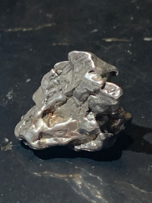 Météorite Campo Del Cielo d'Argentine de 18x15x10 mm - 5,8 gr. Très belle qualité, morceau entier et compact !