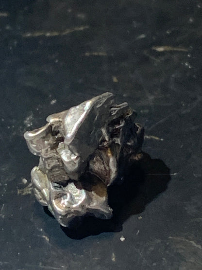 Météorite Campo Del Cielo d'Argentine de 18x15x10 mm - 5,8 gr. Très belle qualité, morceau entier et compact !