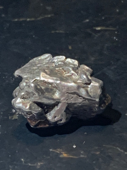 Météorite Campo Del Cielo d'Argentine de 18x15x10 mm - 5,8 gr. Très belle qualité, morceau entier et compact !