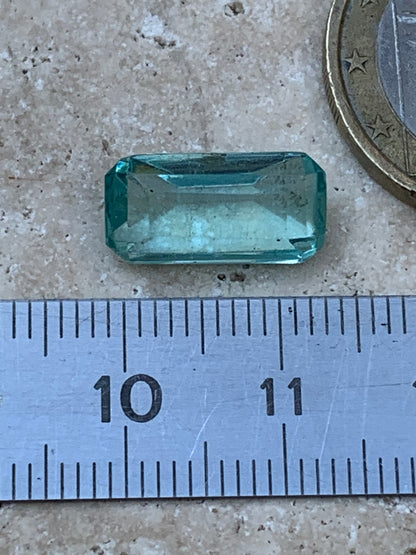 Aigue-marine, magnifique pierre taillée de 15mm x7 x6 - 6,5 carats. Parfait en bijouterie, collection ,exposition...