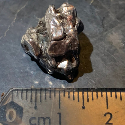Météorite Campo Del Cielo d'Argentine de 17x15x12 mm - 7,6 gr. Très belle qualité, morceau entier et compact !