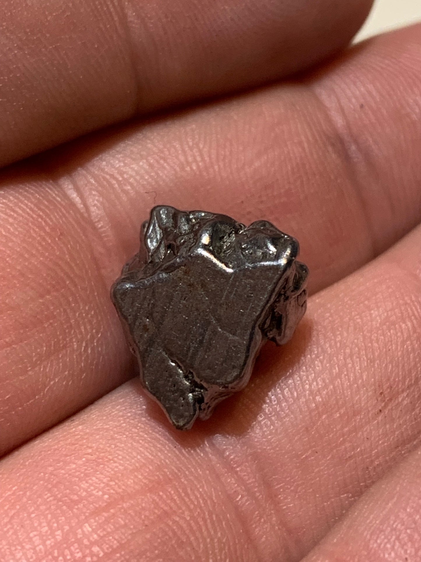 Météorite Campo Del Cielo d'Argentine de 17x15x12 mm - 7,6 gr. Très belle qualité, morceau entier et compact !