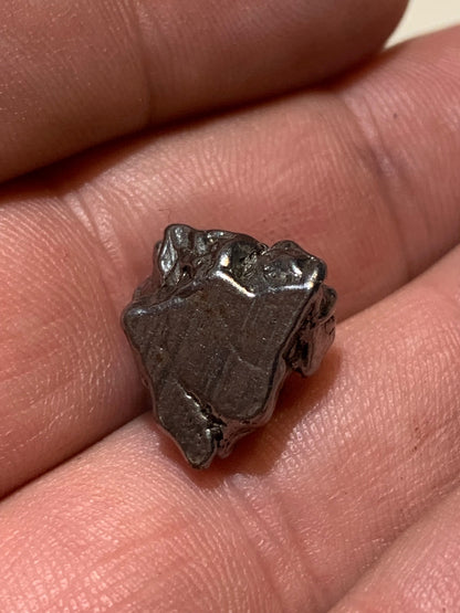 Météorite Campo Del Cielo d'Argentine de 17x15x12 mm - 7,6 gr. Très belle qualité, morceau entier et compact !