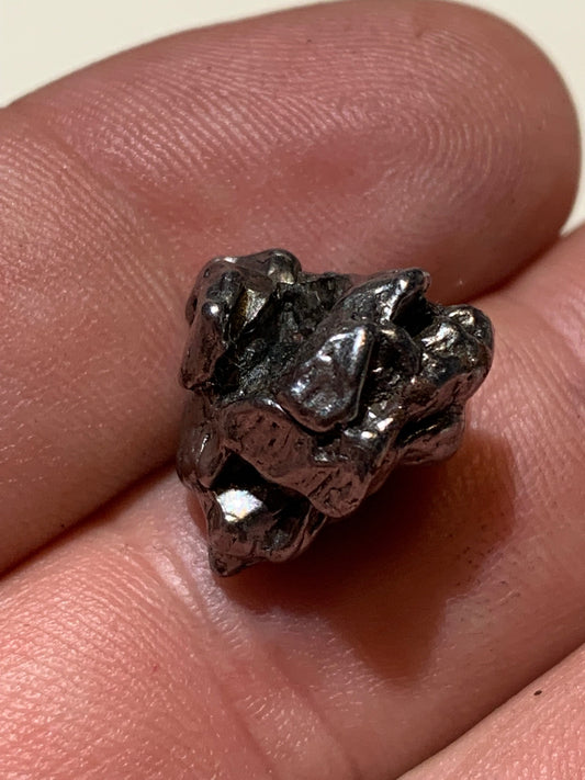 Météorite Campo Del Cielo d'Argentine de 17x15x12 mm - 7,6 gr. Très belle qualité, morceau entier et compact !