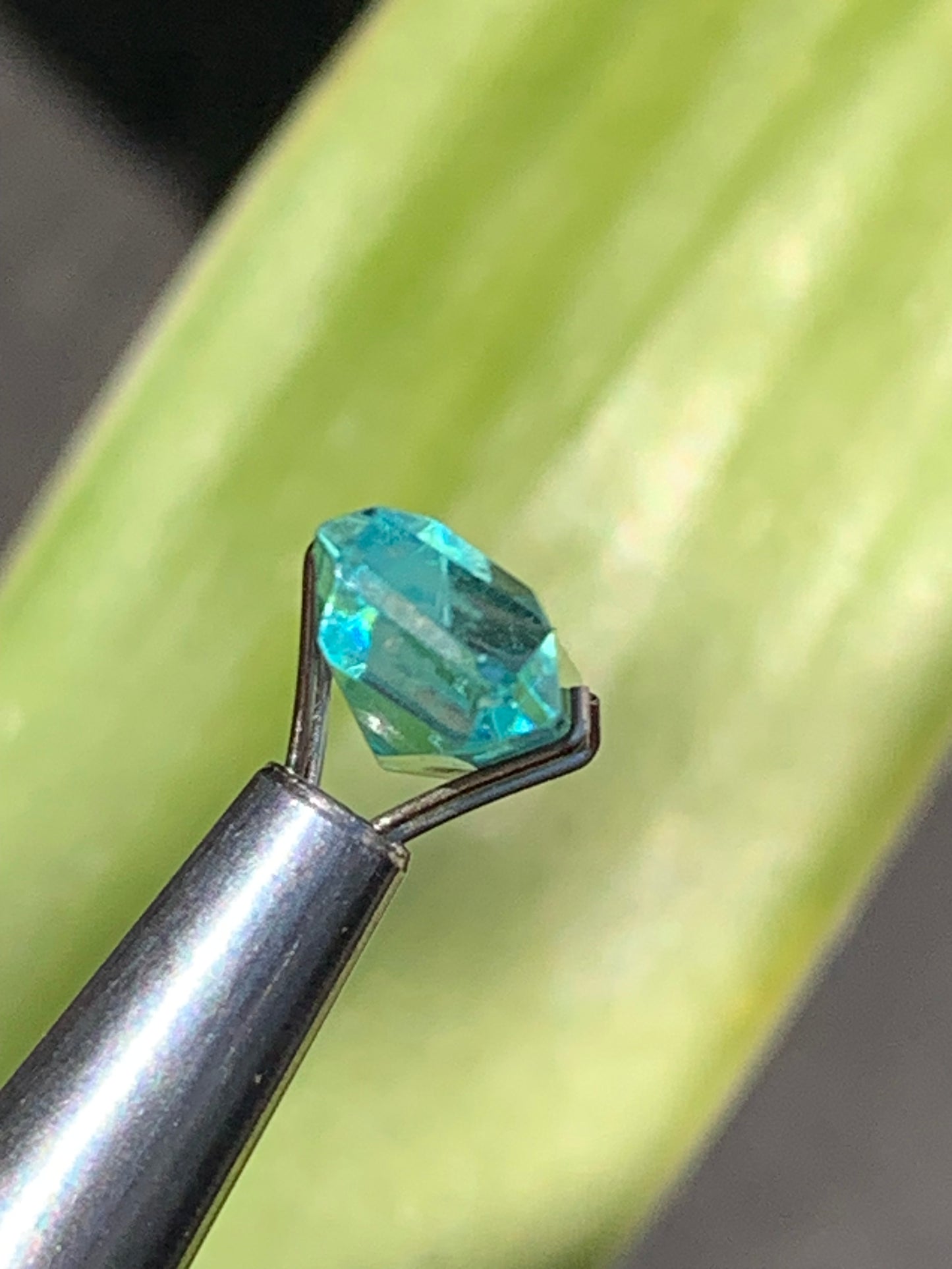 Aigue-marine, magnifique pierre taillée de 15mm x7 x6 - 6,5 carats. Parfait en bijouterie, collection ,exposition...