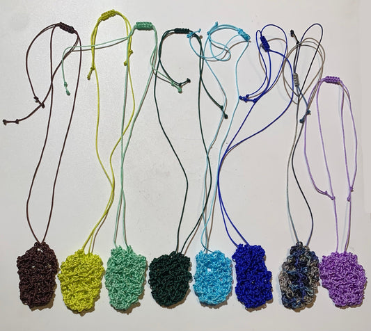 Pendentif/ Collier créé par Natura Spiritus, pochette pour minéraux en macramé (coton) - Longueur 50 cm