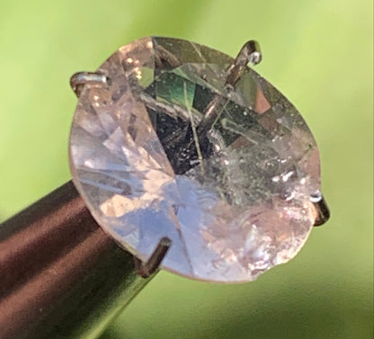 Morganite, pierre taillée de 10mm x9 x5 - 1,5 carat. Parfait en bijouterie, collection ,exposition...
