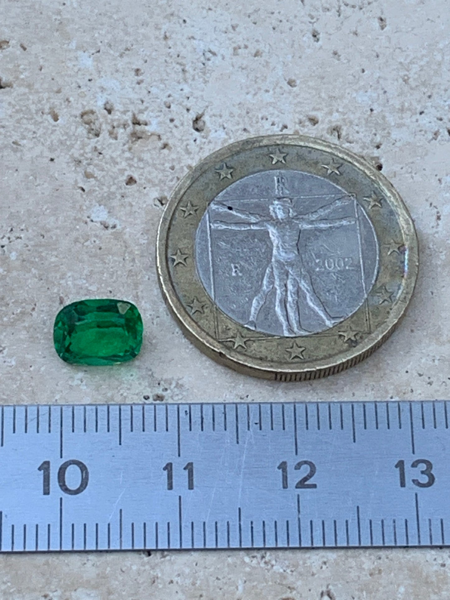 Émeraude en verre, pierre taillée de 8mm x6 x4 - 1,5 carat. Parfait en bijouterie, collection ,exposition...