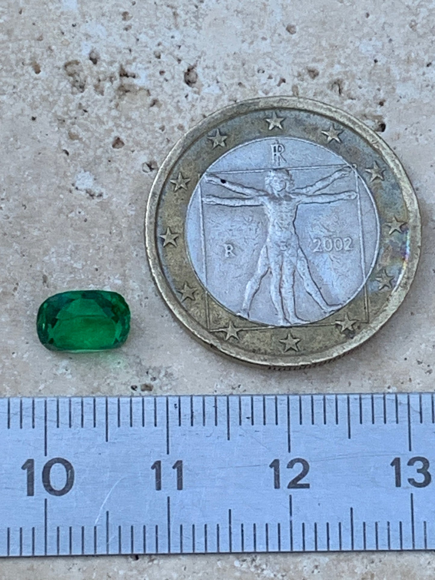 Émeraude en verre, pierre taillée de 8mm x6 x4 - 1,5 carat. Parfait en bijouterie, collection ,exposition...