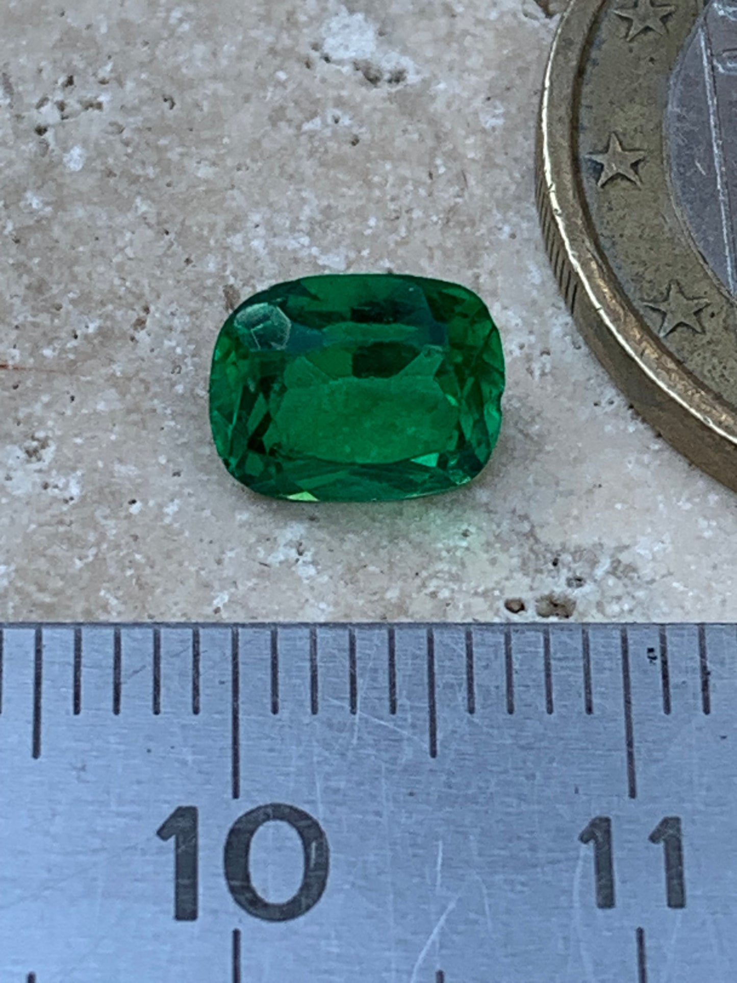 Émeraude en verre, pierre taillée de 8mm x6 x4 - 1,5 carat. Parfait en bijouterie, collection ,exposition...