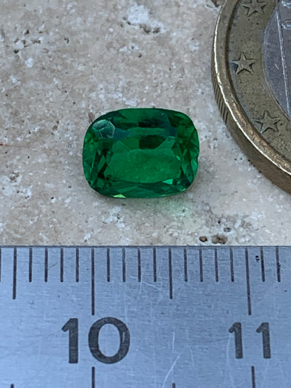 Émeraude en verre, pierre taillée de 8mm x6 x4 - 1,5 carat. Parfait en bijouterie, collection ,exposition...