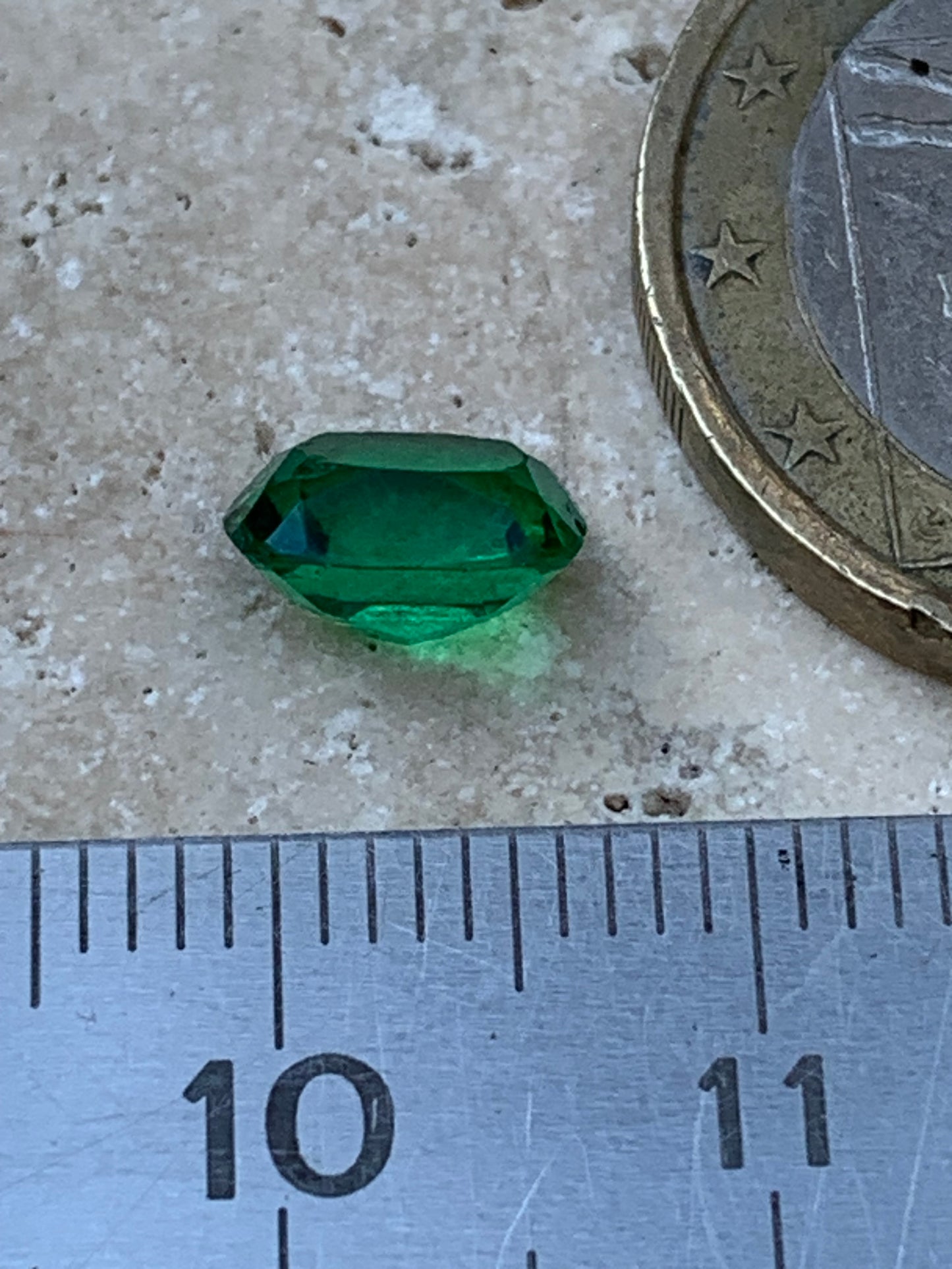 Émeraude en verre, pierre taillée de 8mm x6 x4 - 1,5 carat. Parfait en bijouterie, collection ,exposition...