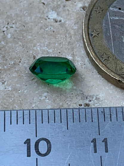 Émeraude en verre, pierre taillée de 8mm x6 x4 - 1,5 carat. Parfait en bijouterie, collection ,exposition...
