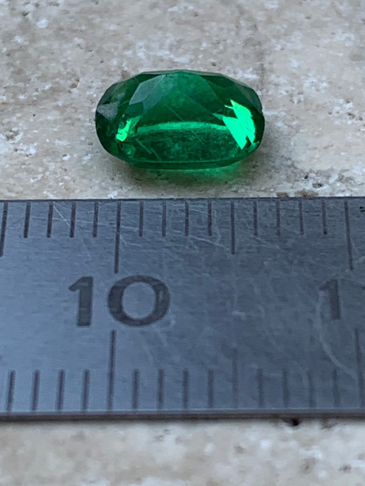 Émeraude en verre, pierre taillée de 8mm x6 x4 - 1,5 carat. Parfait en bijouterie, collection ,exposition...