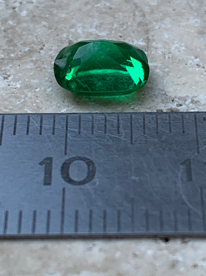 Émeraude en verre, pierre taillée de 8mm x6 x4 - 1,5 carat. Parfait en bijouterie, collection ,exposition...