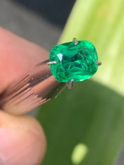 Émeraude en verre, pierre taillée de 8mm x6 x4 - 1,5 carat. Parfait en bijouterie, collection ,exposition...