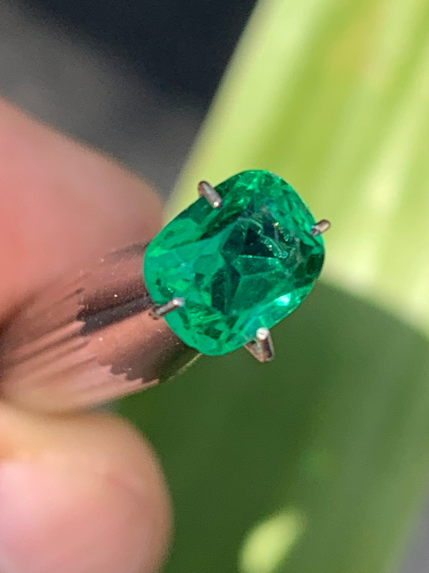 Émeraude en verre, pierre taillée de 8mm x6 x4 - 1,5 carat. Parfait en bijouterie, collection ,exposition...