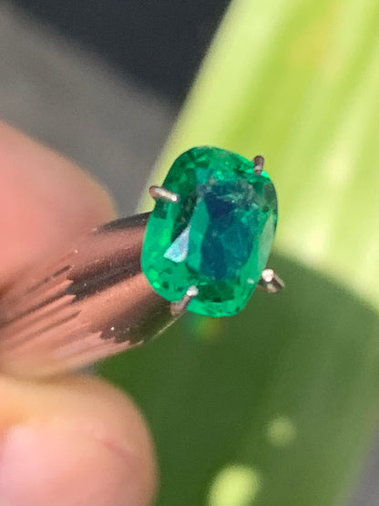 Émeraude en verre, pierre taillée de 8mm x6 x4 - 1,5 carat. Parfait en bijouterie, collection ,exposition...