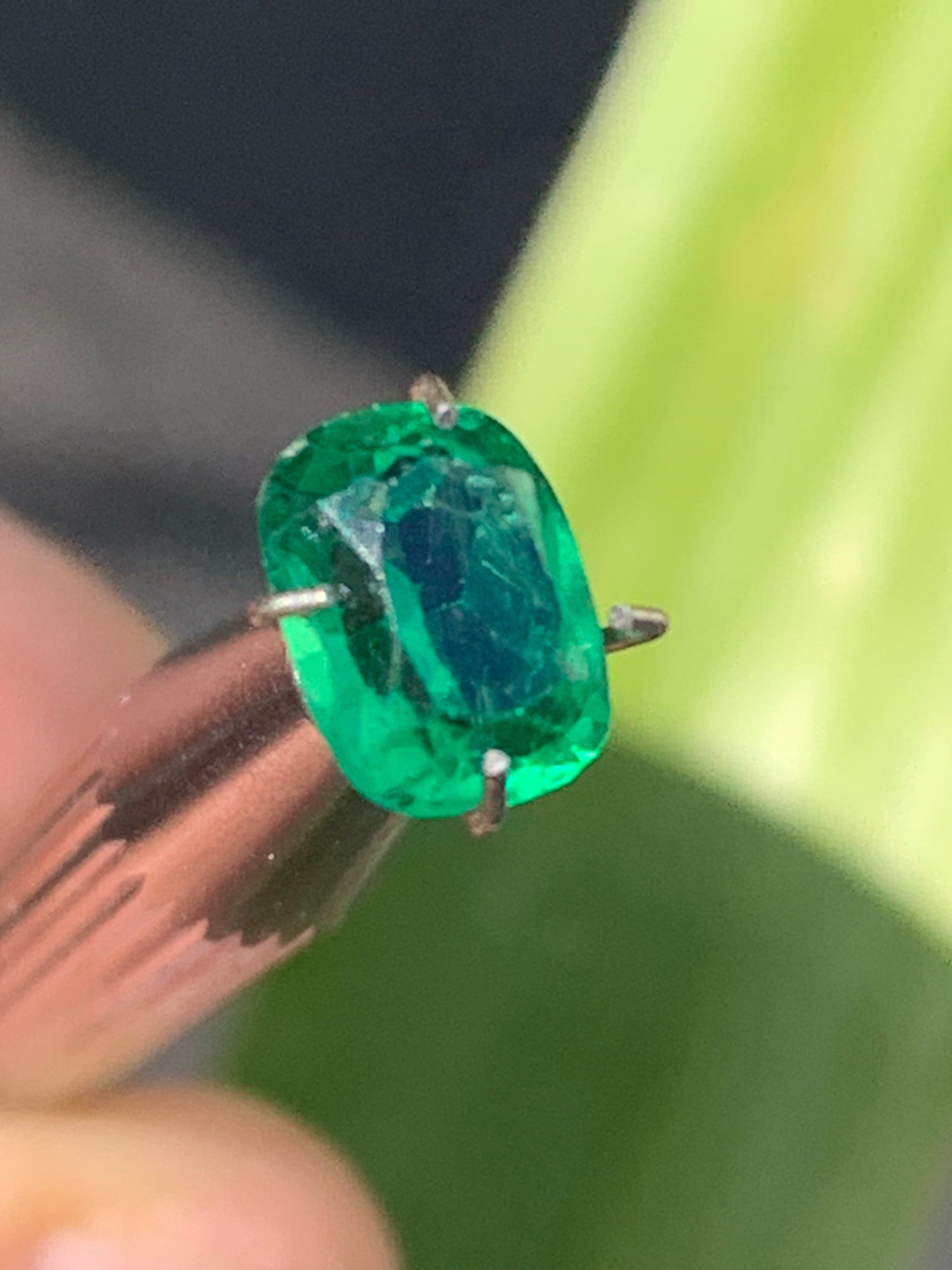 Émeraude en verre, pierre taillée de 8mm x6 x4 - 1,5 carat. Parfait en bijouterie, collection ,exposition...