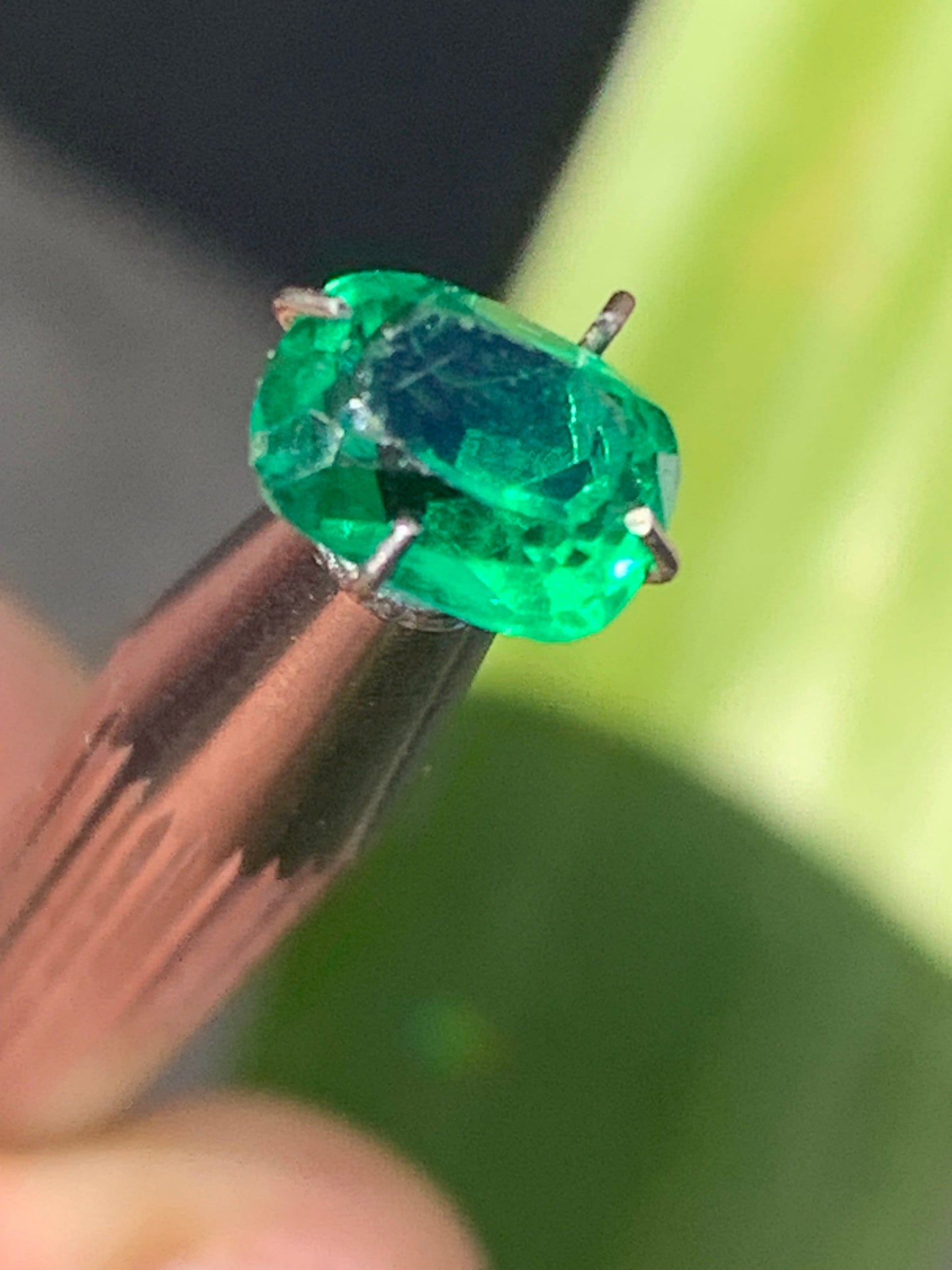 Émeraude en verre, pierre taillée de 8mm x6 x4 - 1,5 carat. Parfait en bijouterie, collection ,exposition...