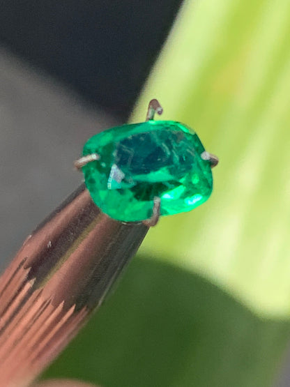 Émeraude en verre, pierre taillée de 8mm x6 x4 - 1,5 carat. Parfait en bijouterie, collection ,exposition...