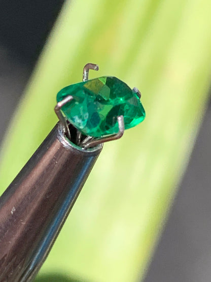 Émeraude en verre, pierre taillée de 8mm x6 x4 - 1,5 carat. Parfait en bijouterie, collection ,exposition...