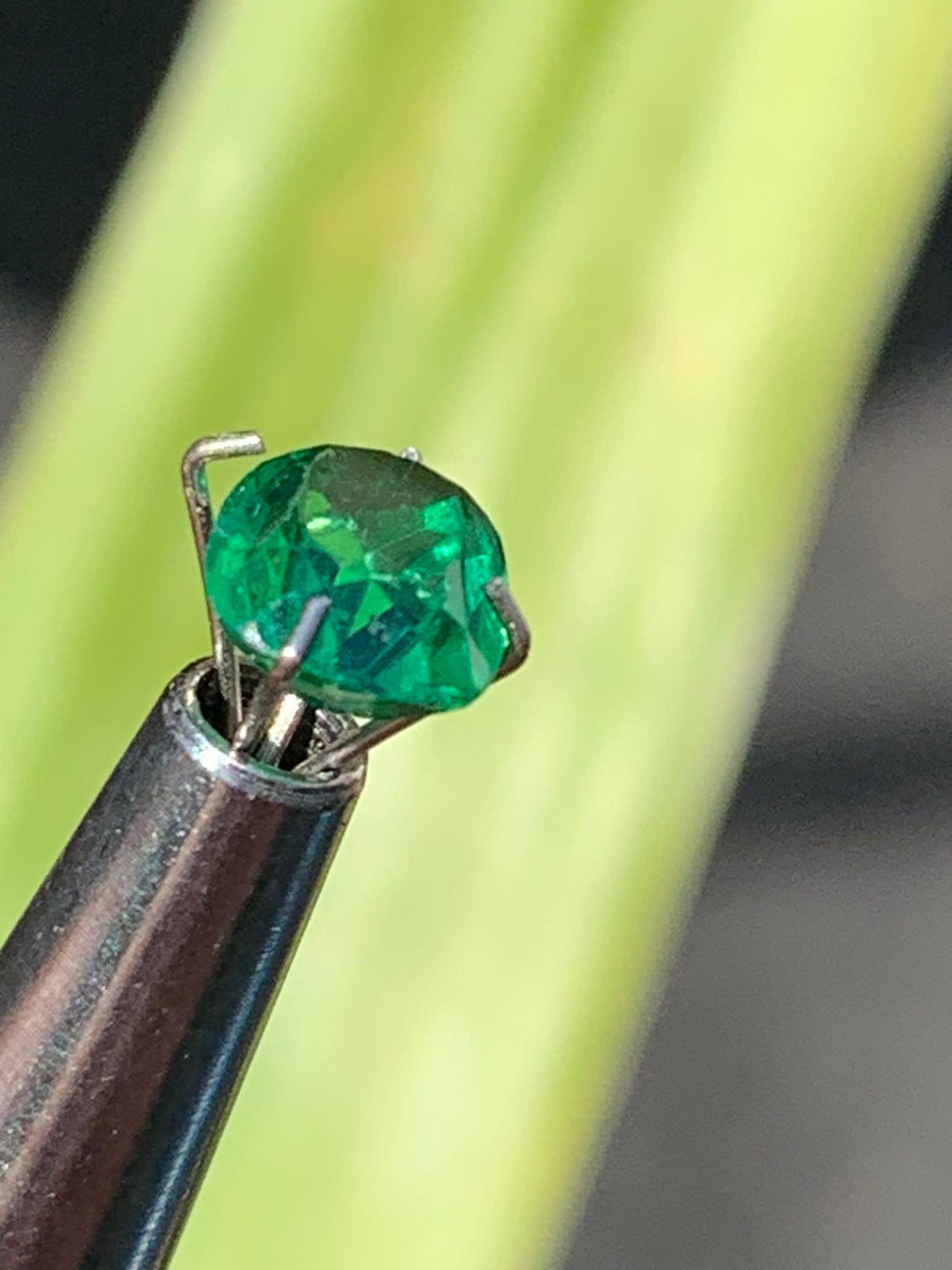 Émeraude en verre, pierre taillée de 8mm x6 x4 - 1,5 carat. Parfait en bijouterie, collection ,exposition...