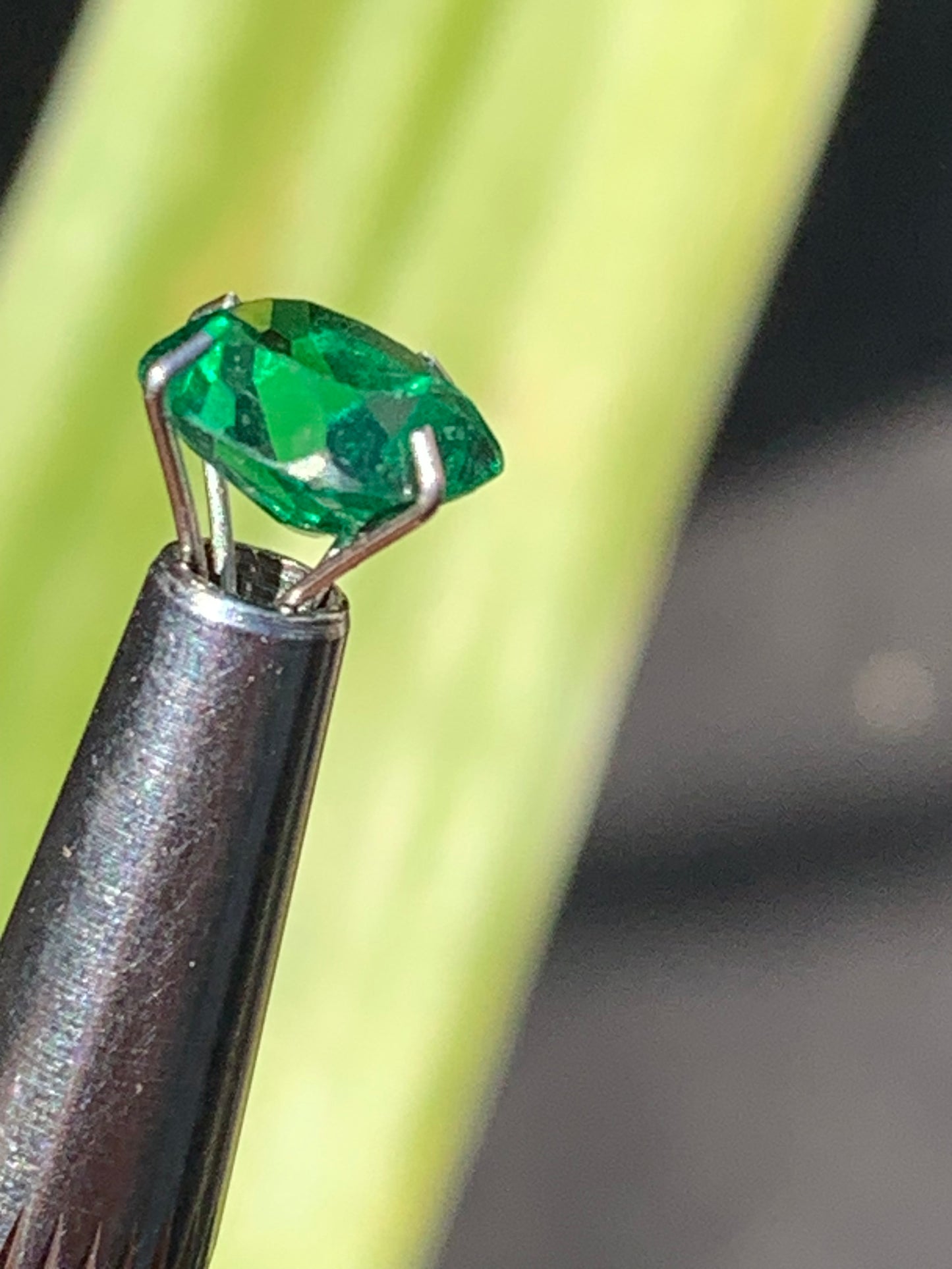 Émeraude en verre, pierre taillée de 8mm x6 x4 - 1,5 carat. Parfait en bijouterie, collection ,exposition...