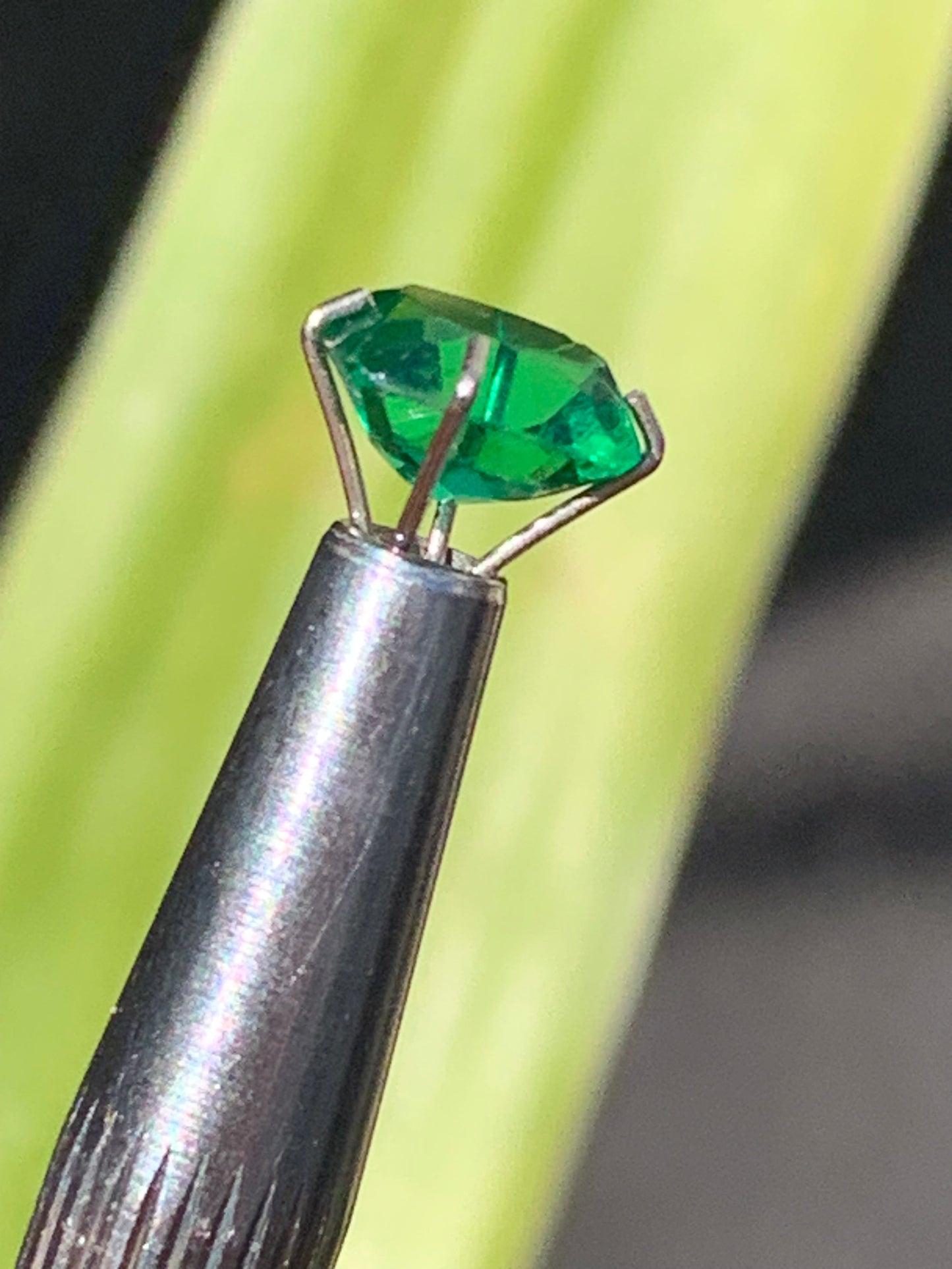 Émeraude en verre, pierre taillée de 8mm x6 x4 - 1,5 carat. Parfait en bijouterie, collection ,exposition...
